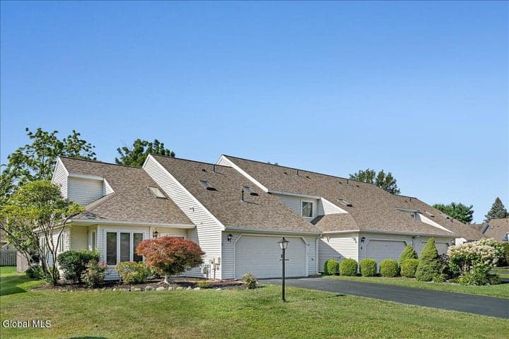 8 Rusfield Drive, Glenmont, NY, photo 2