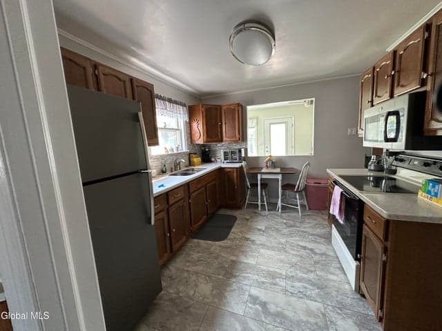 15 Oakland Avenue, Amsterdam, NY, photo 2