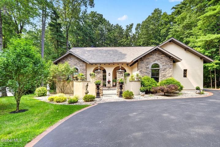6 Jones Road, Wilton, NY