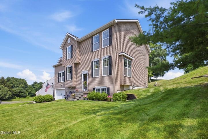 34 Lindsay Drive, Brunswick, NY, photo 3
