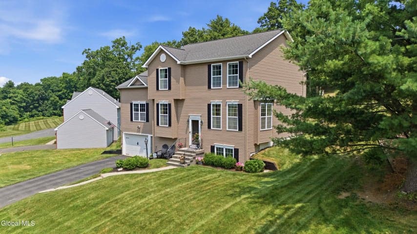 34 Lindsay Drive, Brunswick, NY, photo 2