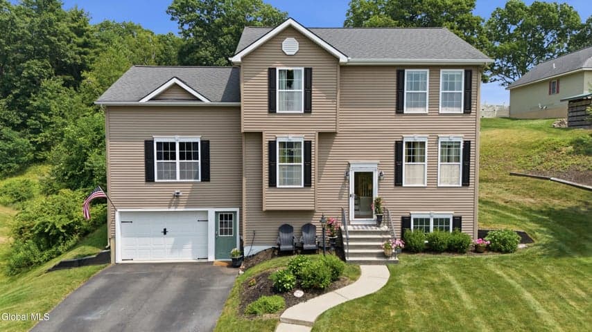 34 Lindsay Drive, Brunswick, NY