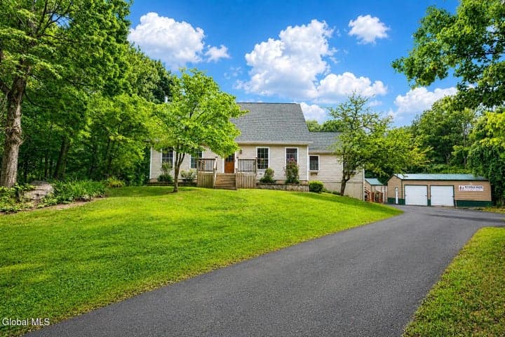 303 N Pole Road, Pittstown, NY