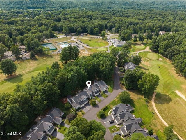 16 Killarney Court, Wilton, NY, photo 2