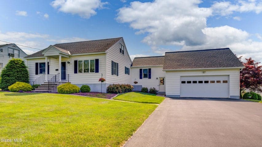 17 Woodrow Road, Amsterdam, NY