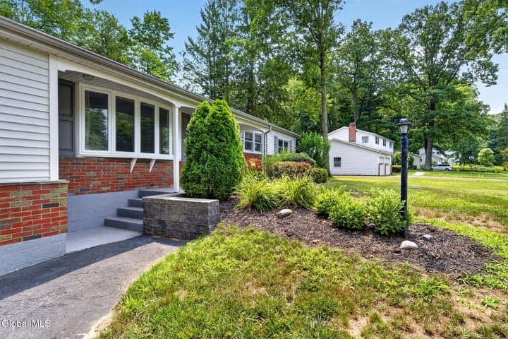 26 Secada Drive, Clifton Park, NY, photo 2
