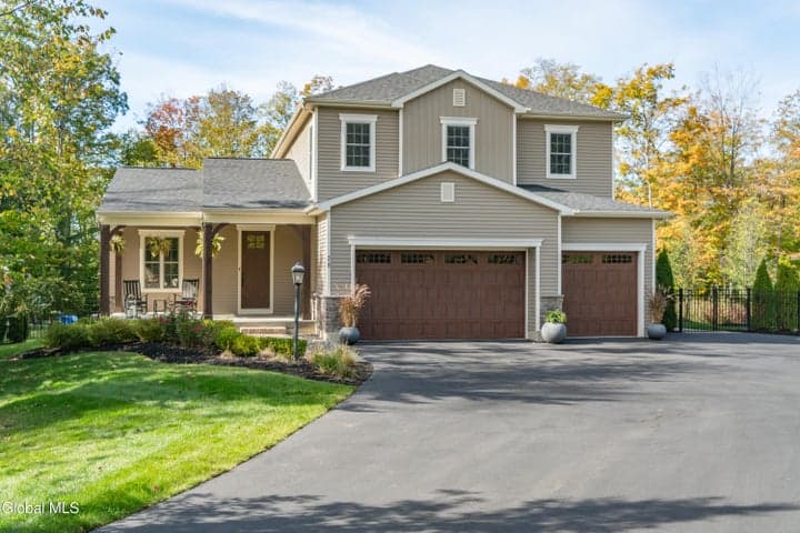 28 Tourtise Drive, Halfmoon, NY, photo 2