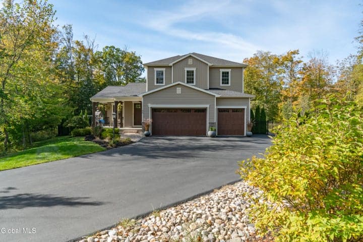 28 Tourtise Drive, Halfmoon, NY, photo 3