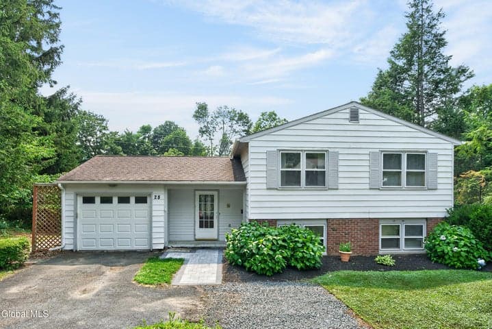 28 Tamarack Lane, East Greenbush, NY