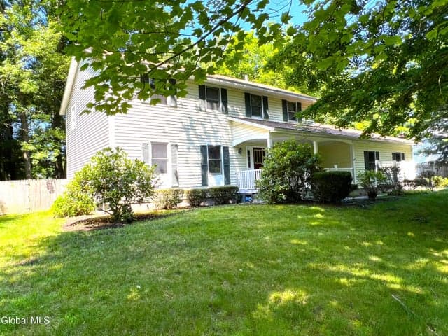 7 Woods Way, Clifton Park, NY