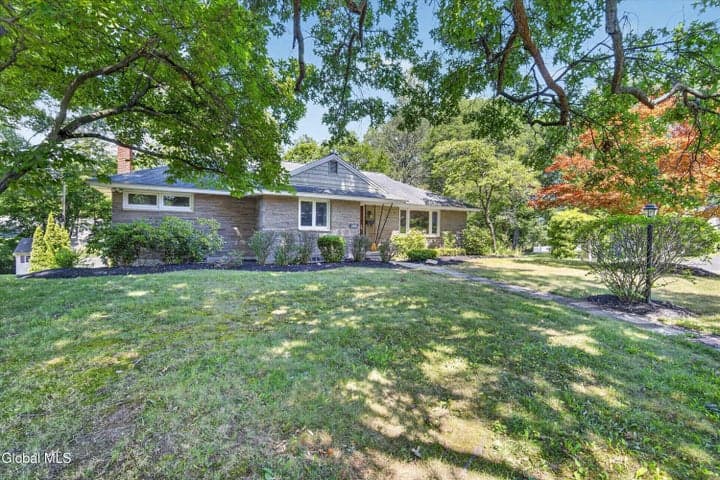 901 Londonderry Court, Schenectady, NY
