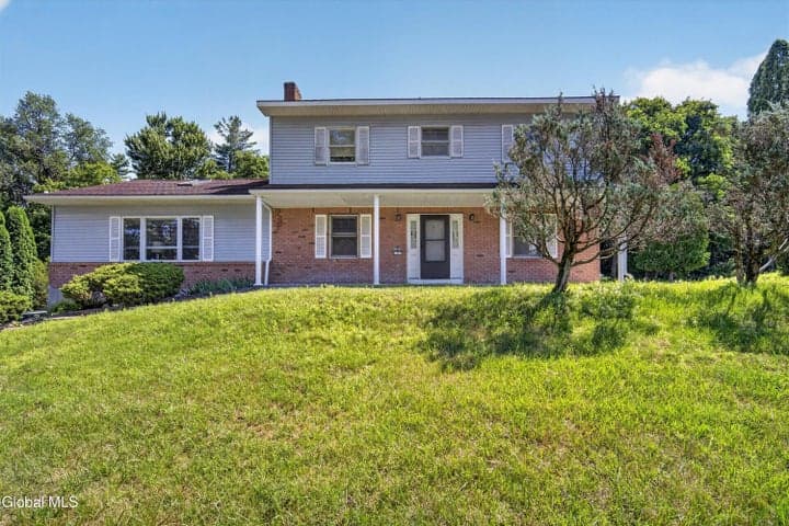7 Huntington Parkway, Clifton Park, NY