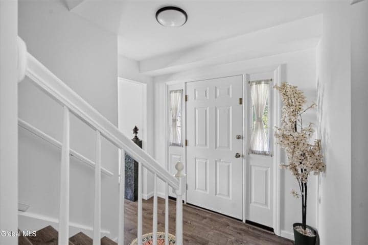 7 Huntington Parkway, Clifton Park, NY, photo 2