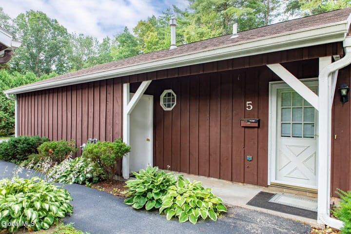 5 Queensway, Queensbury, NY, photo 2