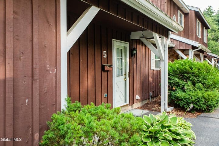 5 Queensway, Queensbury, NY, photo 1