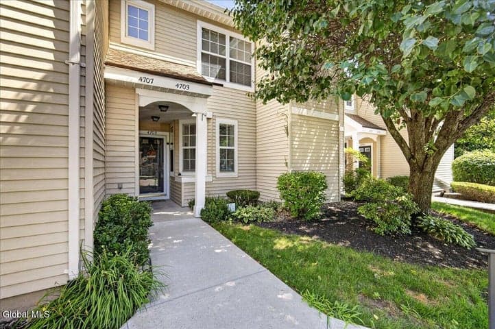 4703 S Foxwood Drive, Clifton Park, NY, photo 1