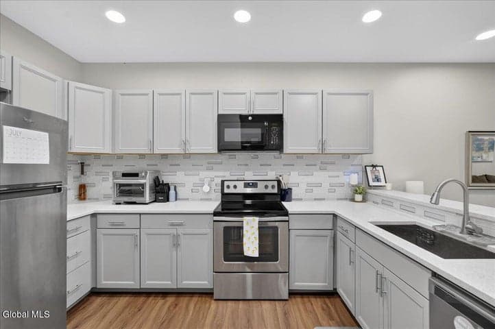 4703 S Foxwood Drive, Clifton Park, NY, photo 3