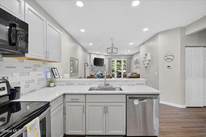 4703 S Foxwood Drive, Clifton Park, NY, photo 4