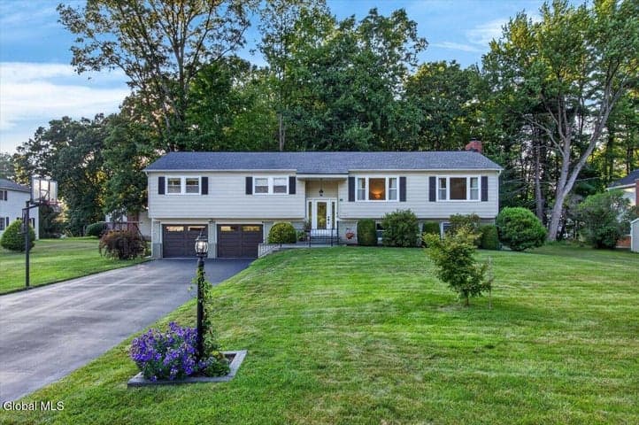 1 Cortes Court, Clifton Park, NY