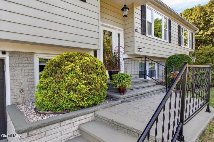 1 Cortes Court, Clifton Park, NY, photo 2