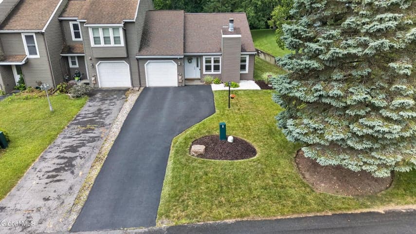 7 Westchester Court, Clifton Park, NY, photo 2