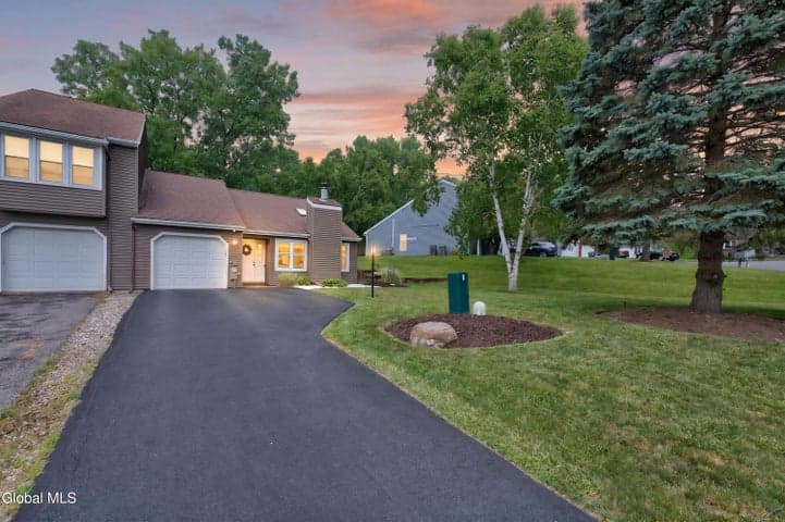 7 Westchester Court, Clifton Park, NY, photo 3