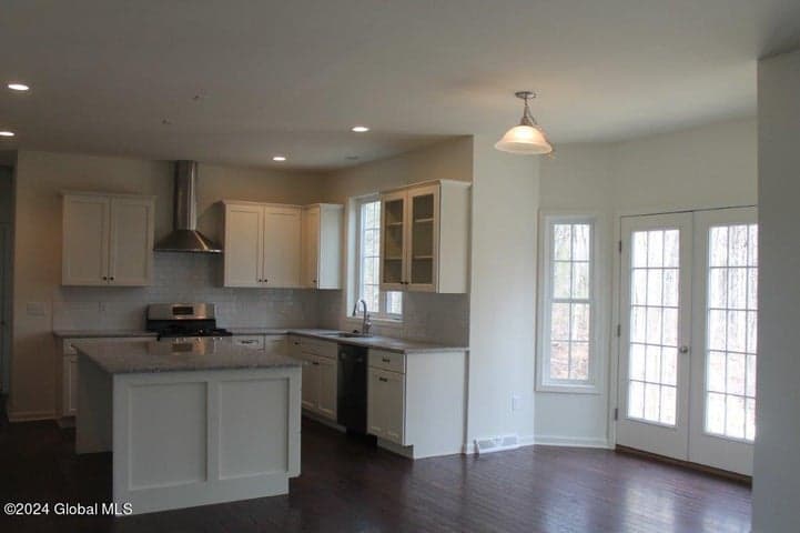 31 Sally Street, Halfmoon, NY, photo 5
