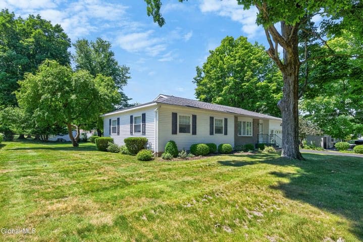 24 Wanda Court, North Greenbush, NY, photo 3
