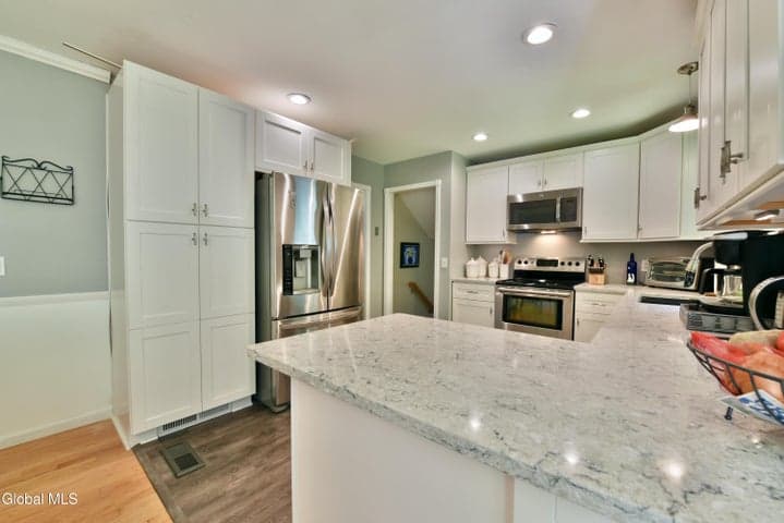 6 Gretel Terrace, Clifton Park, NY, photo 3