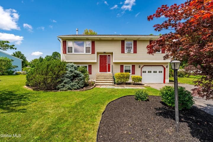 5 Suncrest Drive, Waterford, NY