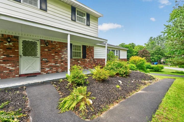 14 Rolling Brook Drive, Clifton Park, NY, photo 3