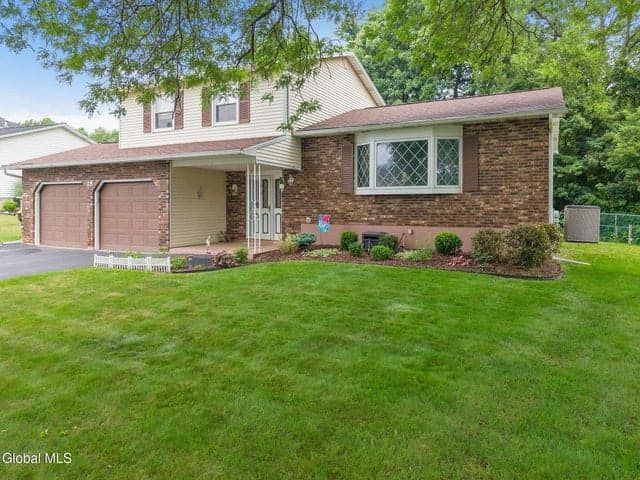 18 Fairway Lane, Colonie, NY