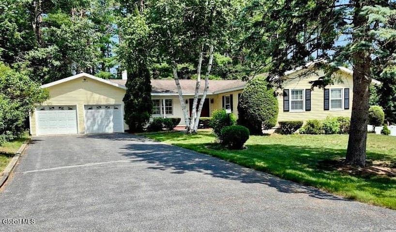 10 Helen Drive, Queensbury, NY
