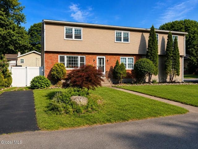 8 Emerson Drive, Latham, NY