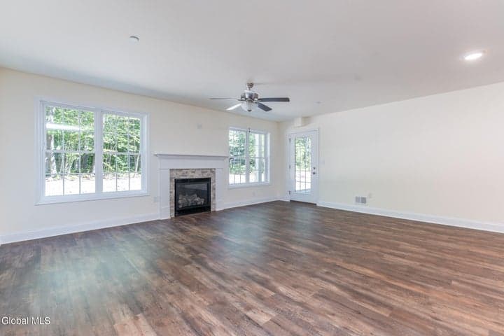 9 Hawthorne Place #B, Glenville, NY, photo 4