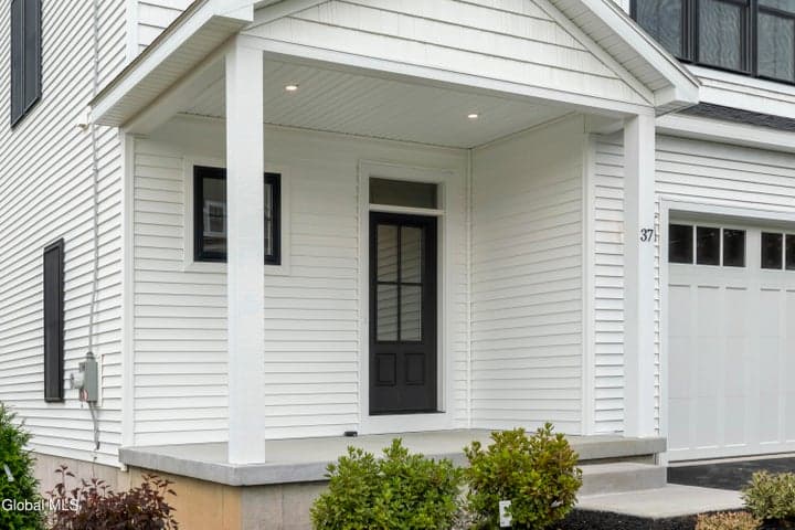 37 Newton Avenue, Saratoga Springs, NY, photo 3