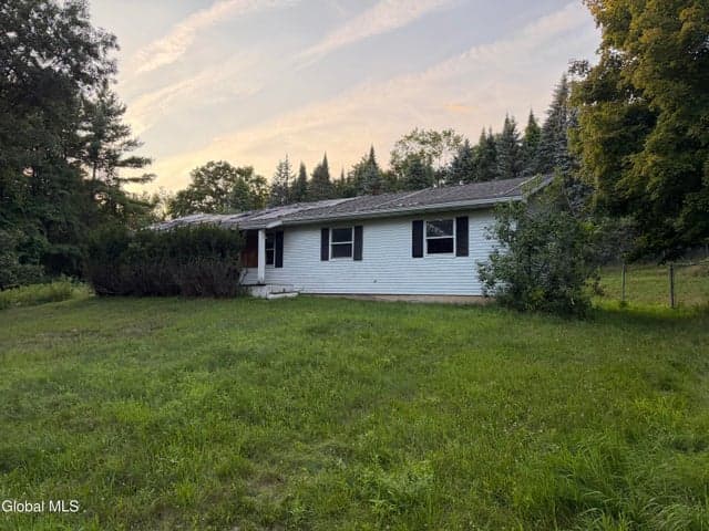 5 Mohican Way, Valley Falls, NY