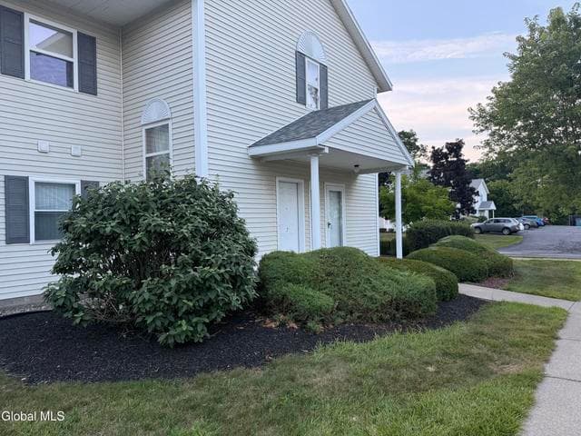 807 Cambridge Manor Drive, Scotia, NY, photo 2