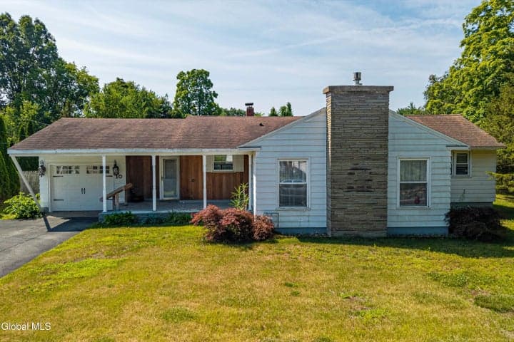 10 Bluebird Road, South Glens Falls, NY