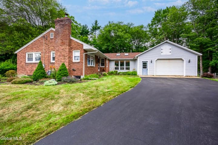 8 Sherwood Park Drive, Ballston, NY