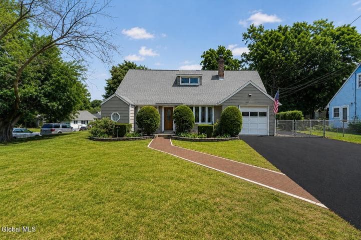 5 Knob Hill, Loudonville, NY