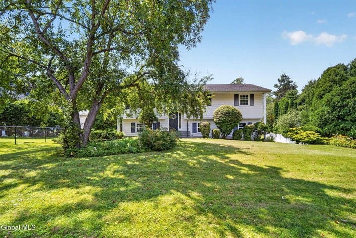 4 Farmingdale Road, Latham, NY