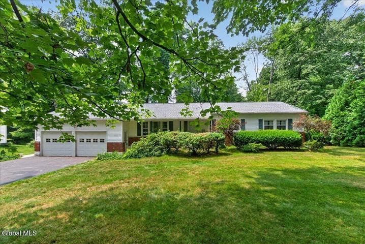 15 Secada Drive, Clifton Park, NY, photo 2