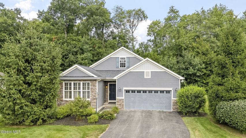 19 Braxton Court, Halfmoon, NY, photo 2