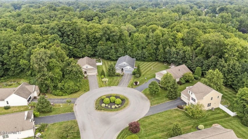 19 Braxton Court, Halfmoon, NY, photo 3