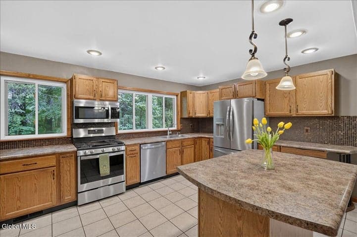 21 Knollwood Drive, Wilton, NY, photo 4