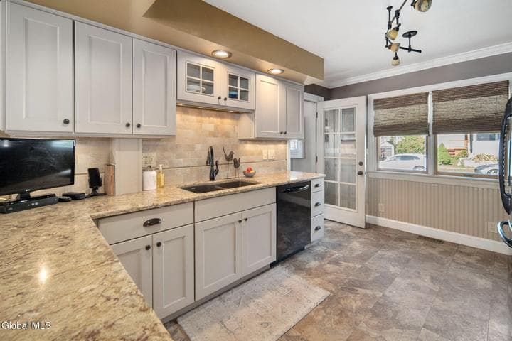 23 Vanwyck Street, Gloversville, NY, photo 5