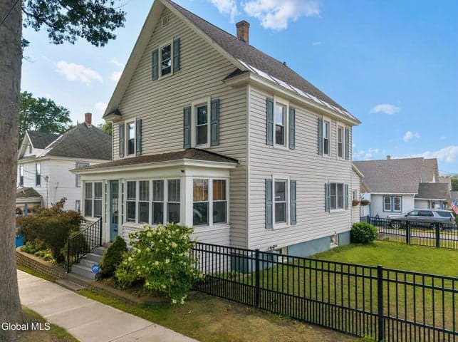 23 Vanwyck Street, Gloversville, NY, photo 2