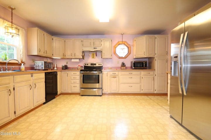 2896 W Lydius Street, Guilderland, NY, photo 2