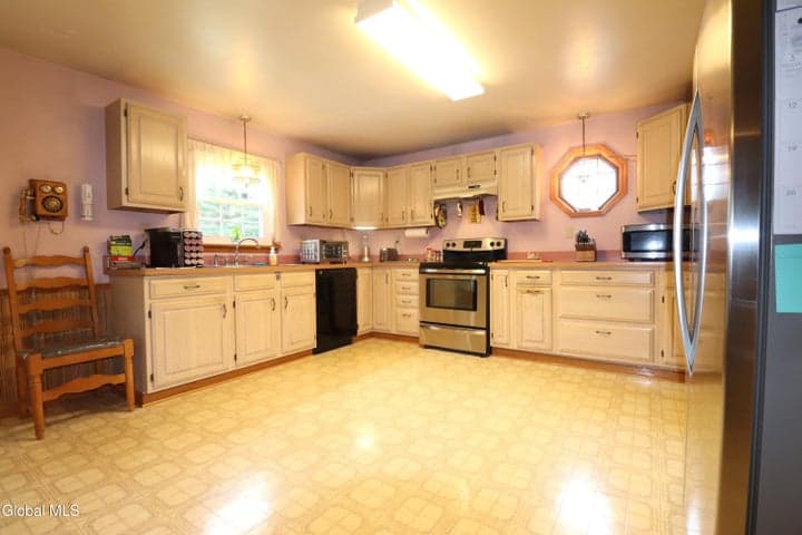 2896 W Lydius Street, Guilderland, NY, photo 3